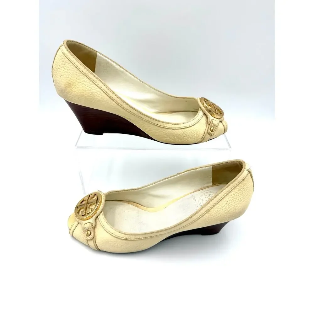 Tory Burch Leticia Cream Leather Peep-toe Wedge Pumps Size 8.5 Gold Logo